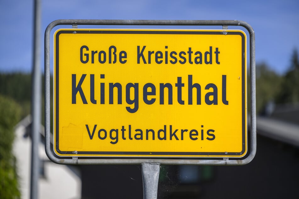 Eine Rentnerin baute in Klingenthal (Vogtland) einen Unfall und flüchtete - kurz darauf krachte es wieder.