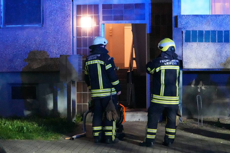 Einsatzkräfte der Feuerwehr lüfteten das Gebäude.