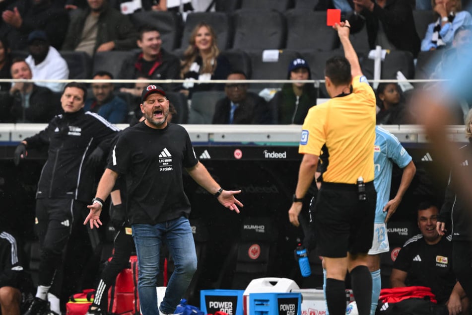 Der verhängnisvolle Augenblick, in dem Schiedsrichter Sven Jablonski (35, r.) Union-Coach Steffen Baumgart (54, 2.v.l.) vor dem Hinspiel gegen den HSV die Rote Karte zeigte.