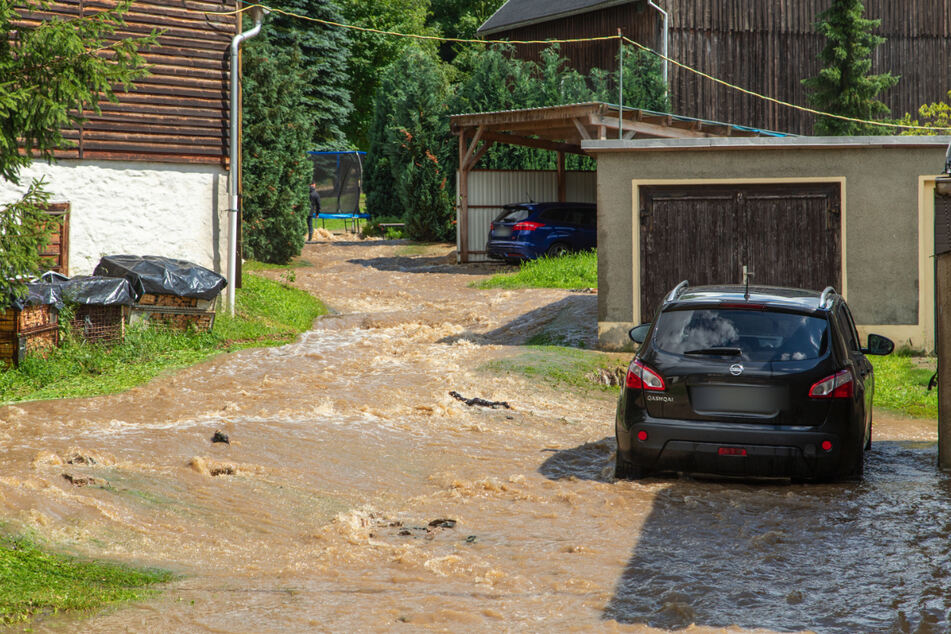In Großrückerswalde (Erzgebirge) führten heftige Regenfälle am Donnerstag zu überschwemmten Straßen.