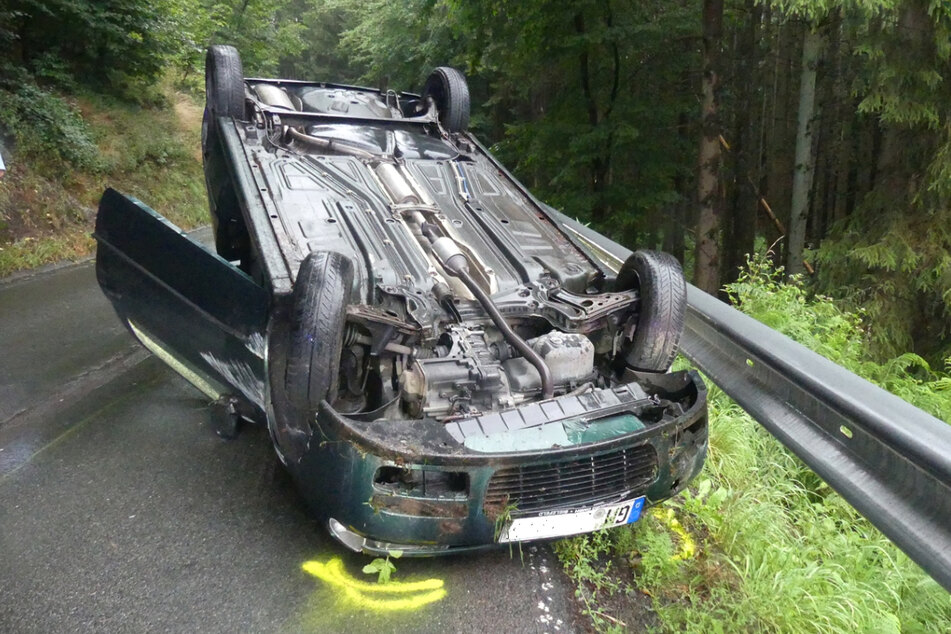 Der VW der 18-Jährigen überschlug sich und blieb auf dem Dach liegen.