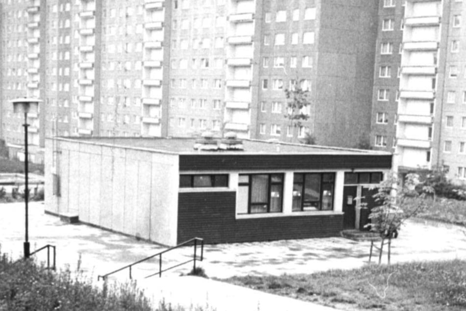 Das Foto aus den 1980er Jahren zeigt den Kultklub "Würfel" vor einer Wand aus grauen Wohnblocks.
