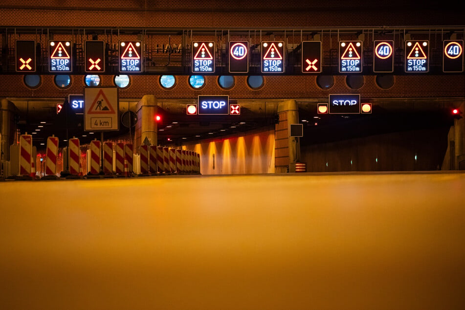 Ein Warnstreik in der Tunnelbetriebszentrale hatte den Verkehr im Hamburger Elbtunnel lahmgelegt.