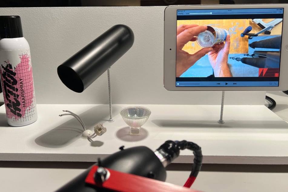 Der Nachbau zeigt, wie aus einer Dose "Action"-Haarspray ein Scheinwerfer gebastelt wurde.