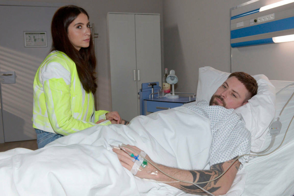 Auf dem Krankenbett überrascht John Laura mit einem Liebesgeständnis.