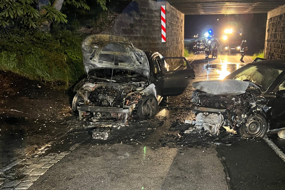 Frontalcrash und Autos in Flammen - Aber keiner der Insassen ernst verletzt!