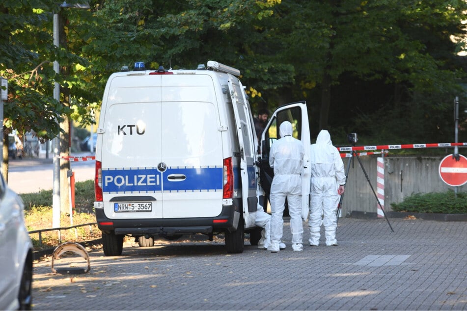 Beamte der Spurensicherung suchen am Morgen nach Hinweisen auf die Tat.