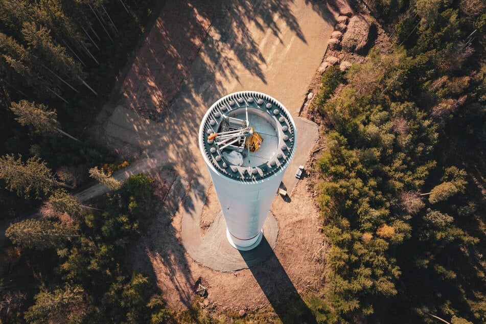 Ein Wald-Windrad im Bau. Unten zu sehen: Viel Wald muss für Wirtschaftswege gerodet werden.