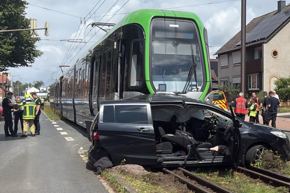 In Laatzen sind am Donnerstag eine Stadtbahn und ein Auto zusammengestoßen. Fünf Personen wurden teils schwer verletzt, darunter drei Kinder.