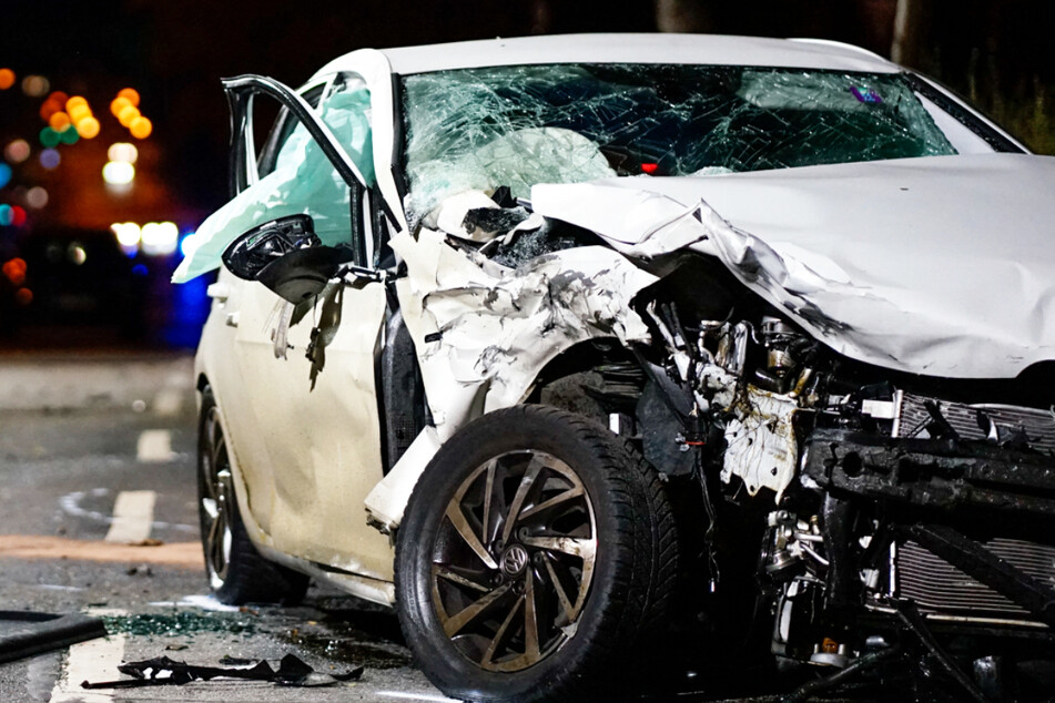 Ein weißer VW Golf wurde bei dem Crash im Gustav-Stresemann-Ring ebenfalls schwer beschädigt - der 30-jährige Fahrer des Wagens kam in ein Krankenhaus.