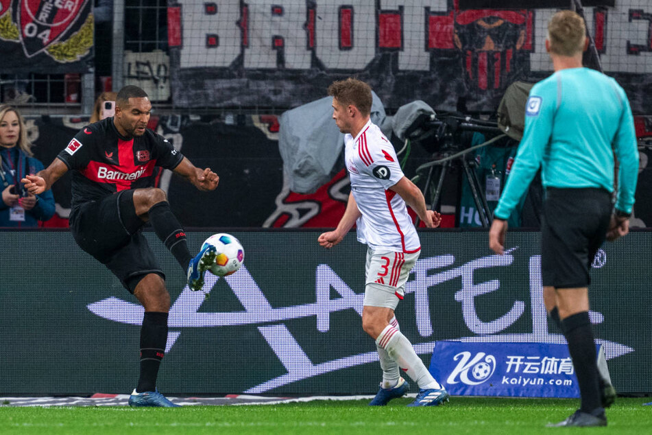 Jonathan Tah (l.) erzielt mit einem Rechtsschuss aus spitzem Winkel das 3:0 für Bayer Leverkusen.