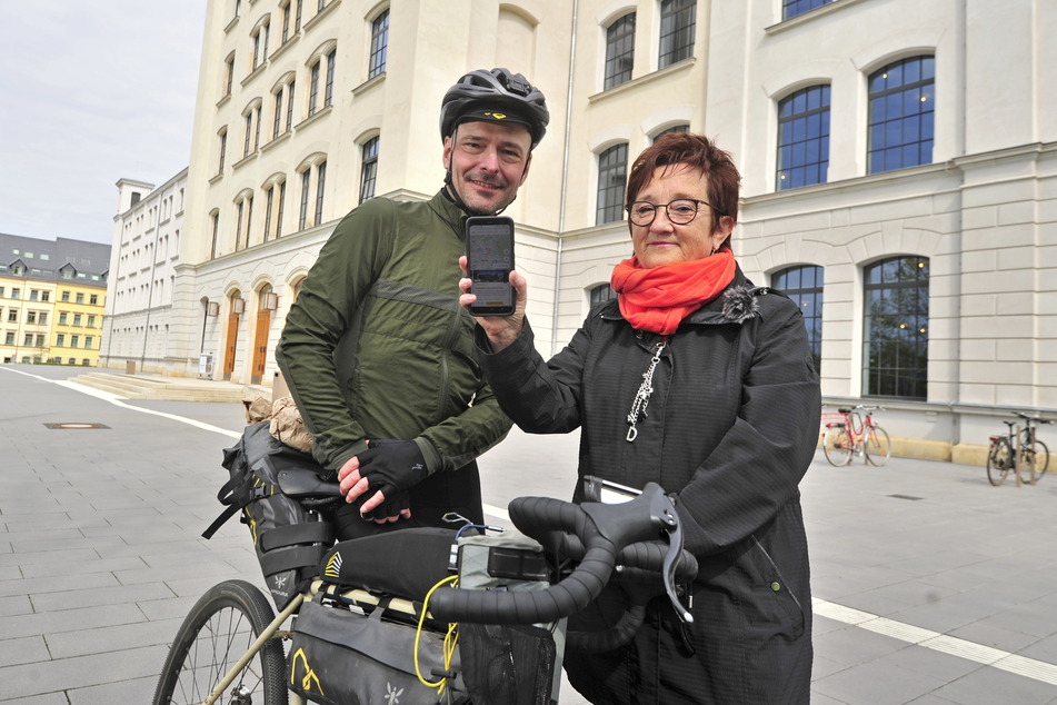 App-Gründer Andree Sadilek (52) radelte aus Berlin zu Gästeführerin Edeltraut Höfer (66), die ihn vor der Uni-Bibliothek erwartete.