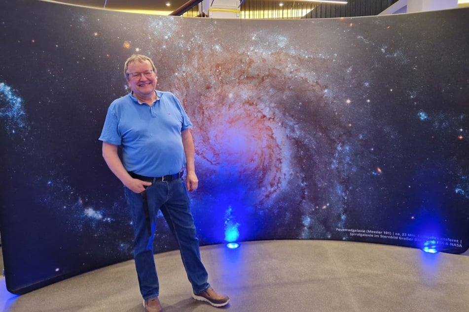 Haustechniker Eckhard Schlobohm (64) arbeitet seit 2008 im Planetarium Hamburg.