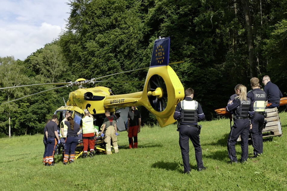 Mit einem Rettungshubschrauber wurde der Senior in ein Krankenhaus gebracht.