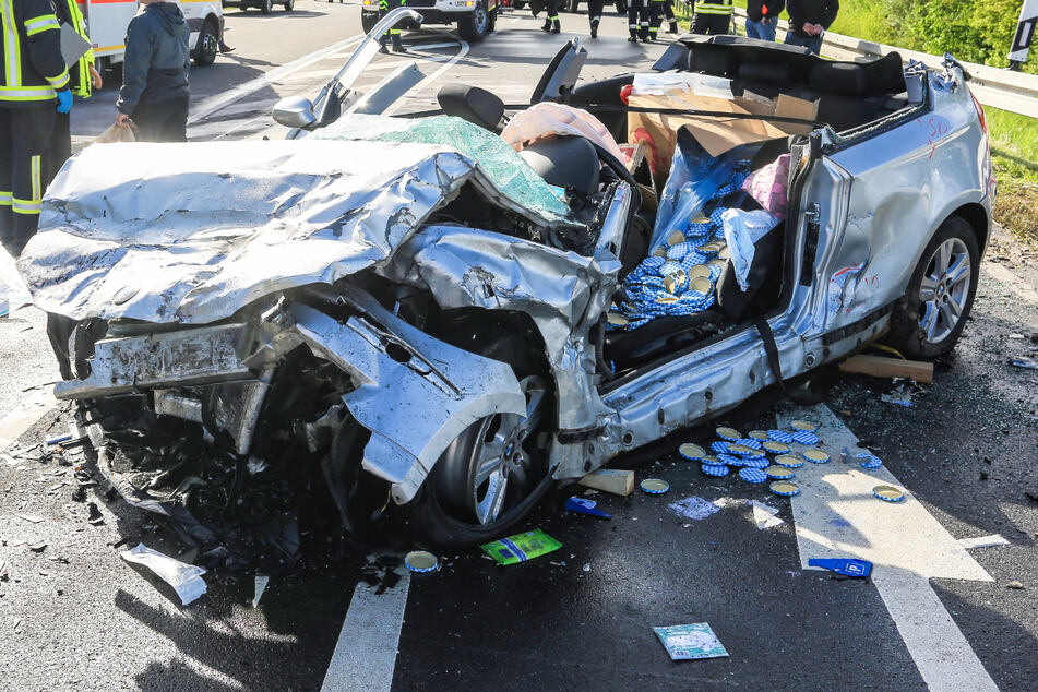 Von dem BMW blieb nach dem schweren Unfall auf der B26 im Freistaat Bayern nur ein Wrack übrig.