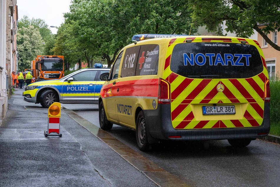 Polizei und Notarzt am Mittwochmorgen auf der Rosa-Luxemburg-Straße in Zittau.