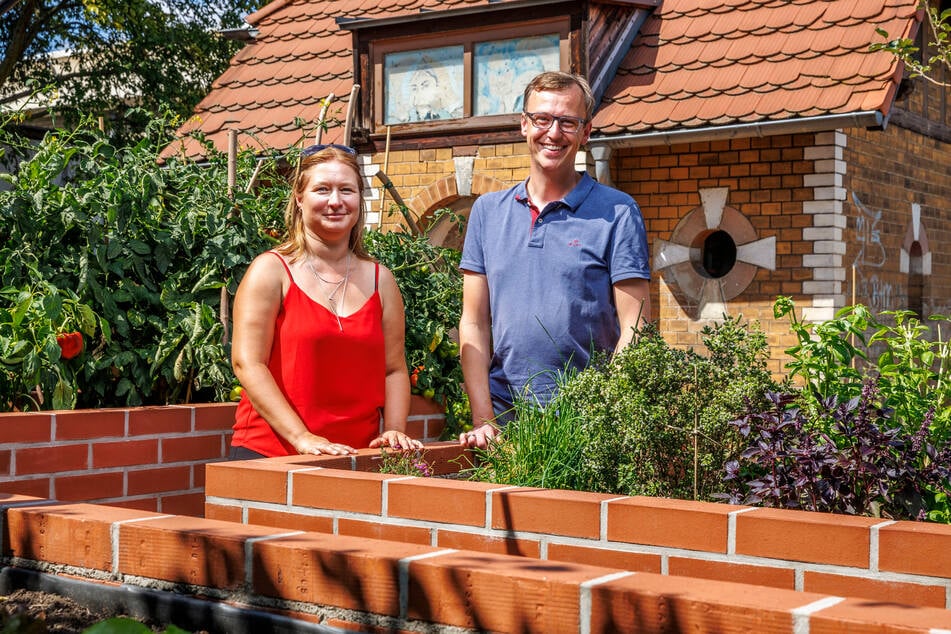 Projektleiter Stefan Kittler (42) und Landschaftsarchitektin Stefanie Stallknecht (41) im neuen Obst- und Gemüsegarten.