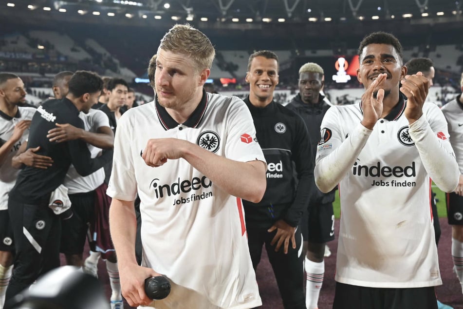 Martin Hinteregger (left) and Co. celebrate the 2-1 win in the first leg of the semifinals at West Ham United.