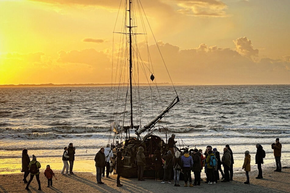 Das gestrandete Segelschiff lockt auf Norderney zahlreiche Touristen an.