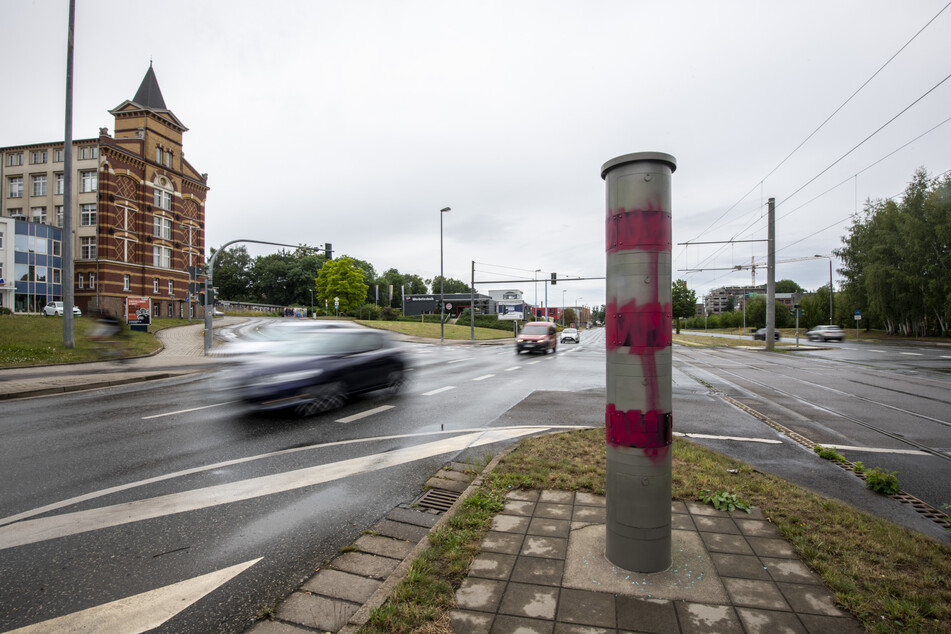 Am Sonntag wurde der Blitzer an der Zwickauer Straße rot besprüht.