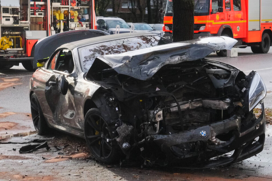 Auto komplett zerstört! Drei Verletzte nach heftigem Crash im Osten Hamburgs