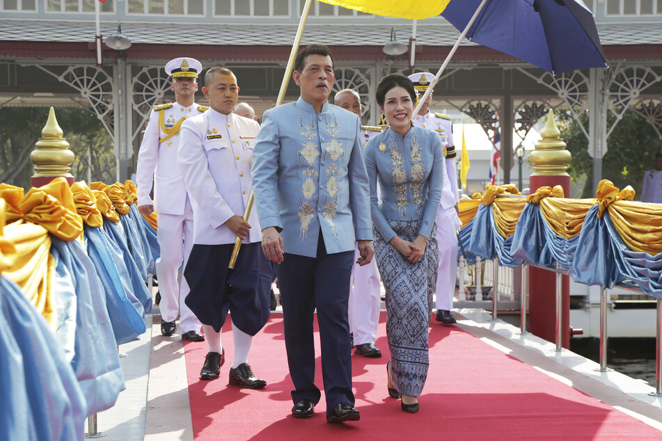 Maha Vajiralongkorn (M), König von Thailand, und seine Geliebte Sineenat "Koi" Wongvajirapakdi (r) kommen während einer Zeremonie zu ihrem 36. Geburtstag am Wasukri-Pier an.