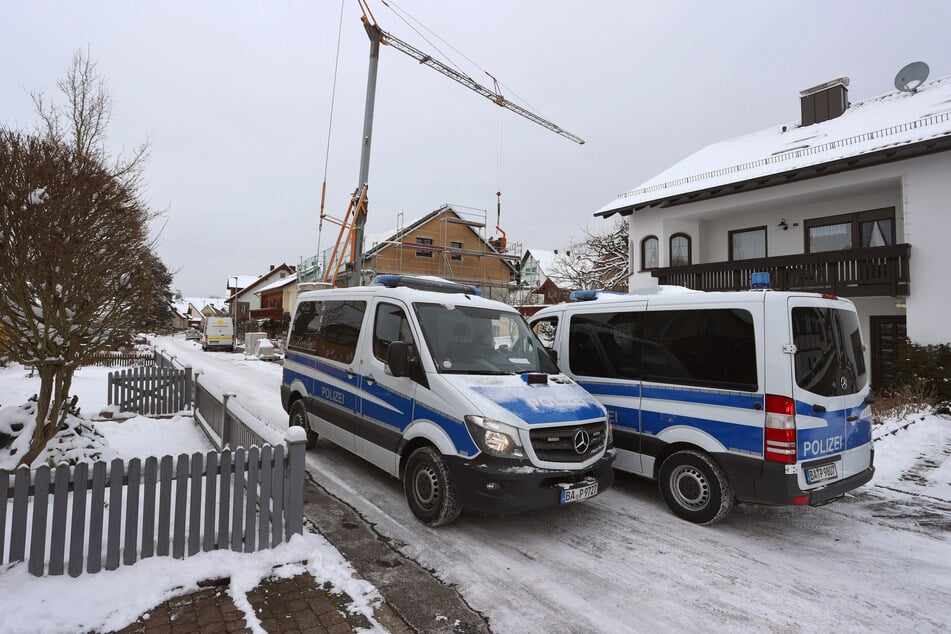 Am Mittwoch hatten zahlreiche Polizisten in Stadtteilen von Karlstadt und Lohr am Main Flyer zu dem ungelösten Verbrechen verteilt und Anwohner befragt.