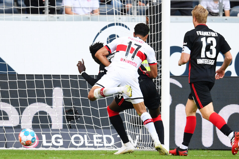 Omar Marmoush (Mitte) erzielt kurz vor Schluss den wichtigen VfB-Ausgleich.