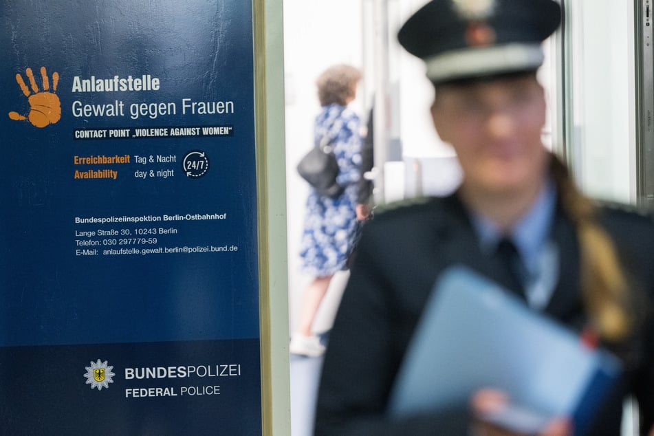 In der Anlaufstelle der Bundespolizei am Ostbahnhof können Frauen, die Opfer von Gewalt geworden sind, Beratung und Unterstützung erhalten.