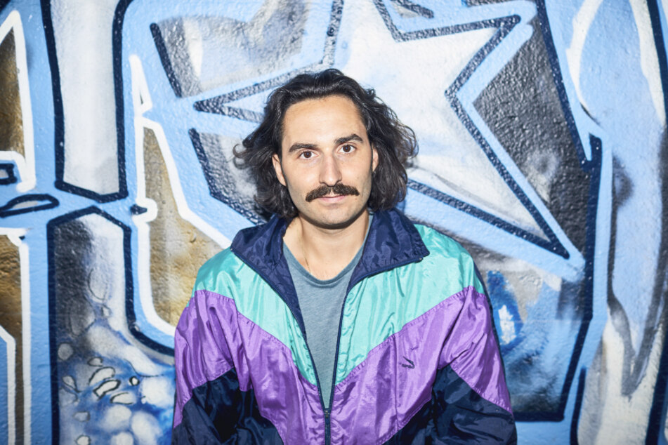 Robert Gaa steht vor einem Graffito. Der DJ und Veranstalter wird neuer Nachtbürgermeister in Mannheim.