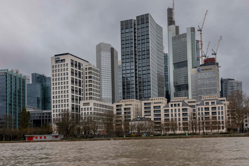 Am heutigen Donnerstag und in den kommenden Tagen muss in Frankfurt und Hessen mit nebelig-trübem Winter-Wetter gerechnet werden.