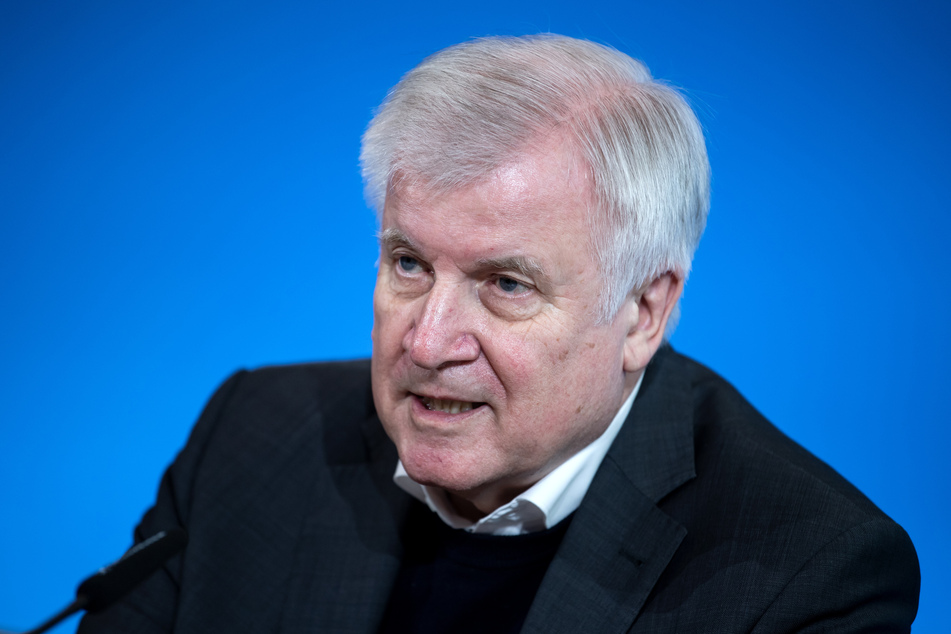 Horst Seehofer hat sich zum Angriff auf das "heute-show"-Team in Berlin geäußert.