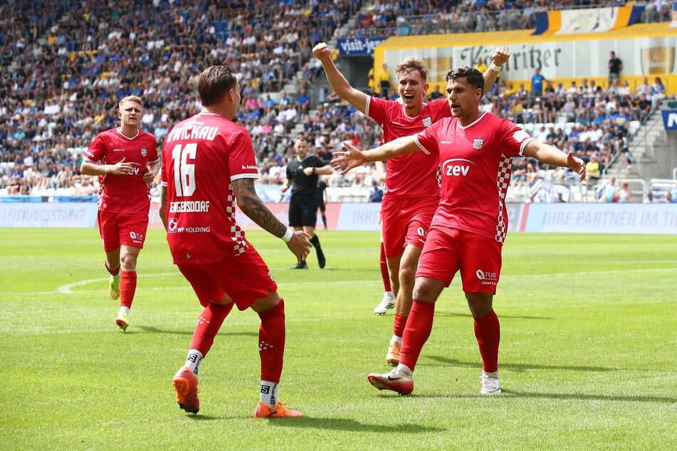 Torjubel bei den Zwickauern nach dem 1:1.