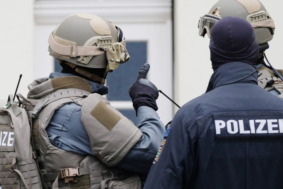 Mit über 350 Beamten durchsucht die Polizei Firmen und Wohnungen in Schwaben. (Symbolbild)