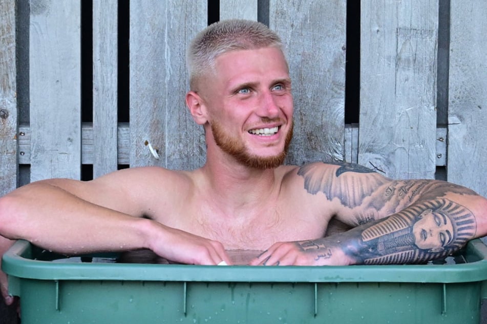 Seit einer Woche mit St. Pauli im Trainingslager: Louis Oppie (23) nutzt die Eistonne und fühlt sich fit.