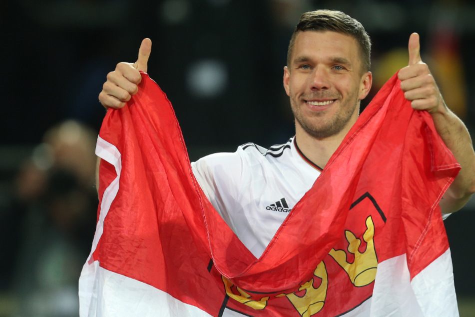 Mit der Kölschen Flagge nahm Lukas Podolski nach seinem letzten Länderspiel im März 2017 Abschied von den Fans.