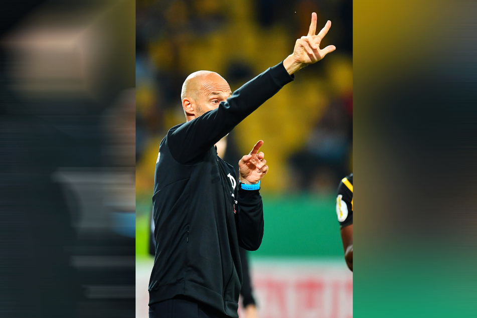 Dynamo-Trainer Alexander Schmidt (52) zeigt's an: Er will mit seiner Mannschaft die nächsten drei Punkte holen. Allerdings steht den Schwarz-Gelben eine schwierige Aufgabe bevor.