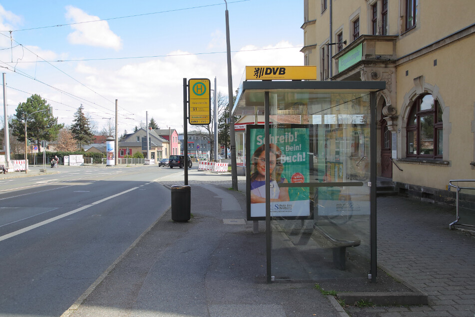 An der Haltestelle "Grundstraße" übergab der 85-Jährige dem Betrüger mehrere Wertgegenstände.