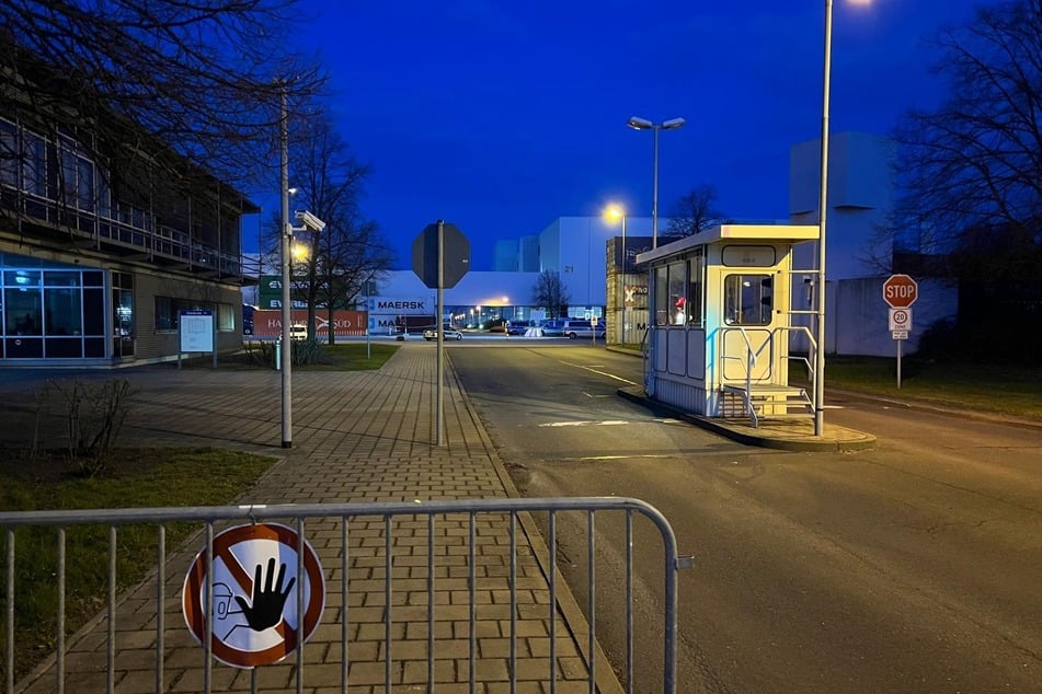 Am Donnerstagabend laufen die Durchsuchungen auf dem Areal noch immer.