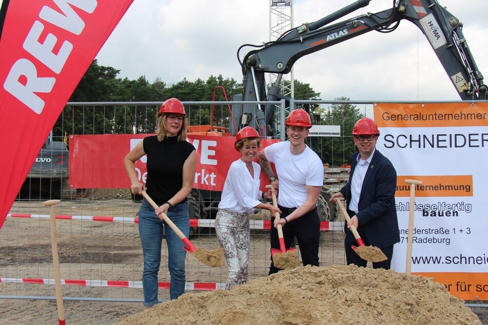 Der Bezirksbürgermeister von Treptow-Köpenick, Oliver Igel (46, SPD), ist beim Spatenstich des neuen REWE-Marktes am Adlergestell in Berlin dabei.