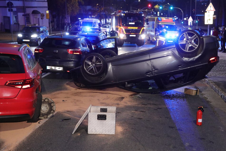 Ein Audi A3 ist auf der Radeburger Straße in Dresden verunglückt.