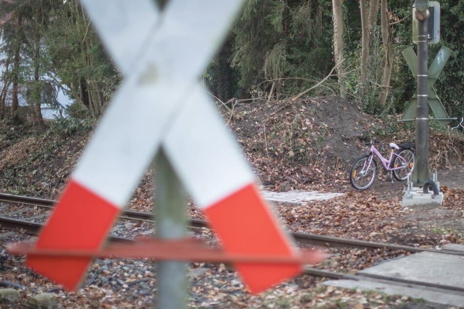 Im Landkreis Rotenburg ist ein zehn Jahre altes Mädchen von einer Lok erfasst und schwer verletzt worden.