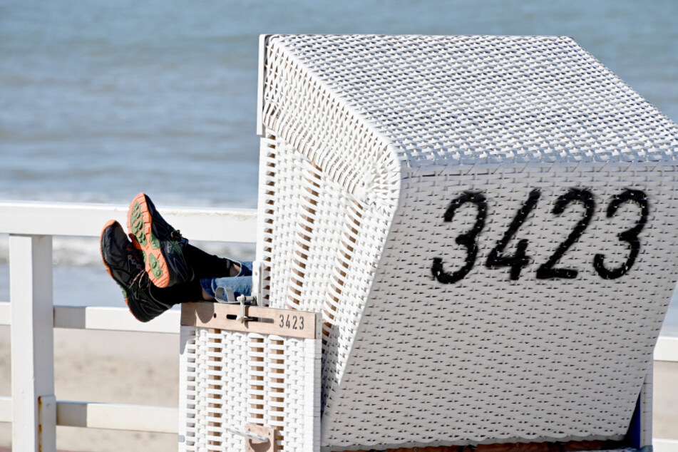 Ein Urlauber ruht sich in einem Strandkorb auf Sylt aus. (Archivbild)
