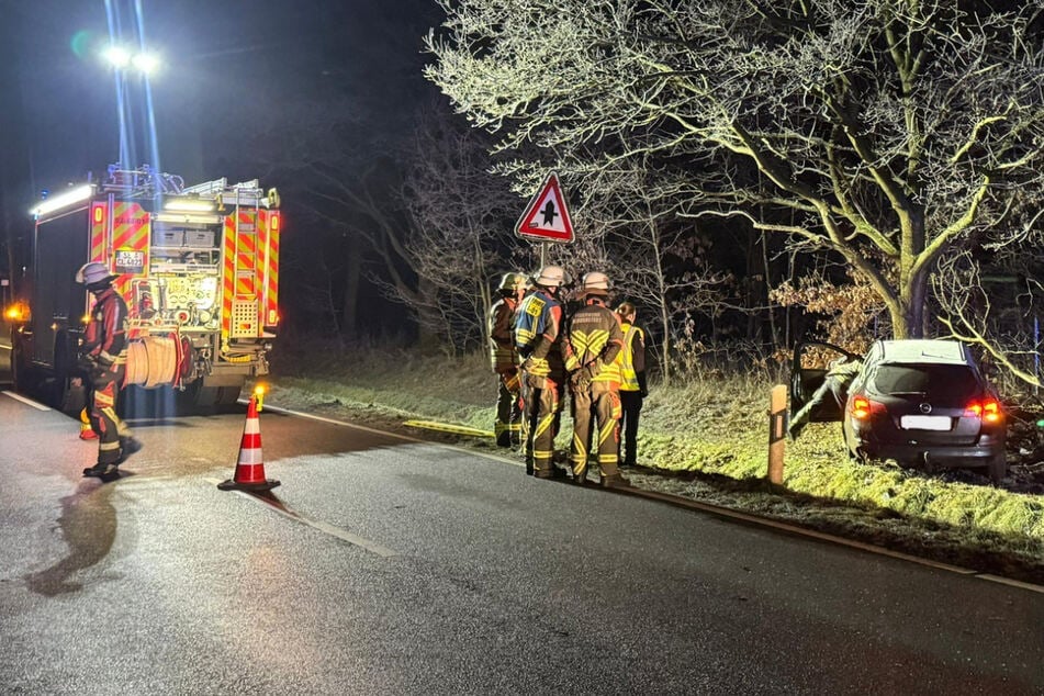 Der Wagen fuhr frontal gegen einen Baum.