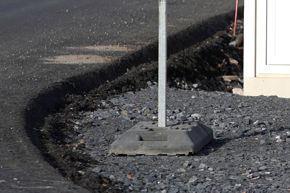 Mit einem solchen Gewicht für mobile Verkehrsschilder wurde die Schrankenanlage manipuliert. (Symbolbild)