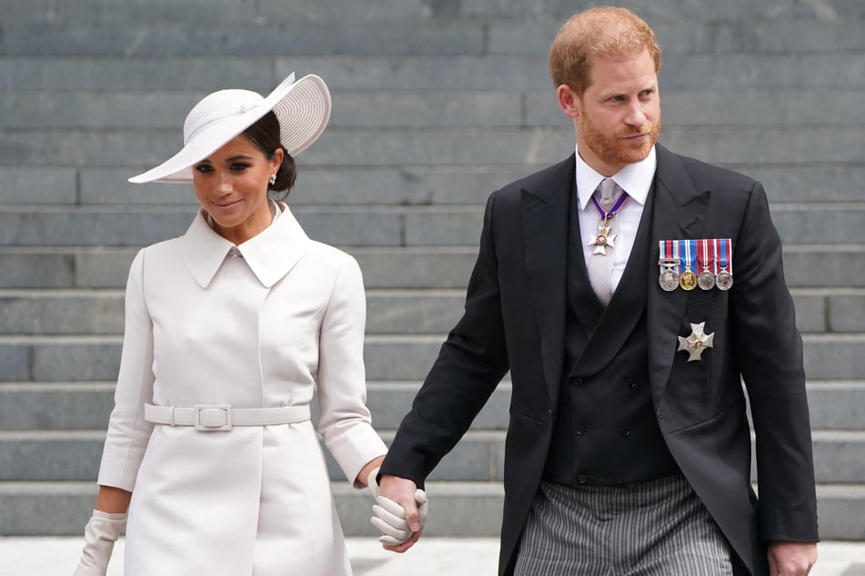 Prince Harry (r.) and Meghan Markle stepped down from their roles as working roylas in 2020.