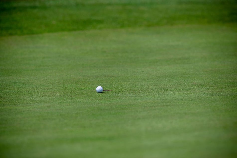 Auf einem Golfplatz bei Pulheim ist eine 73-Jährige nach einem Sturz in einen Teich ums Leben gekommen. Die Polizei ermittelt zu den genauen Umständen. (Symbolbild)