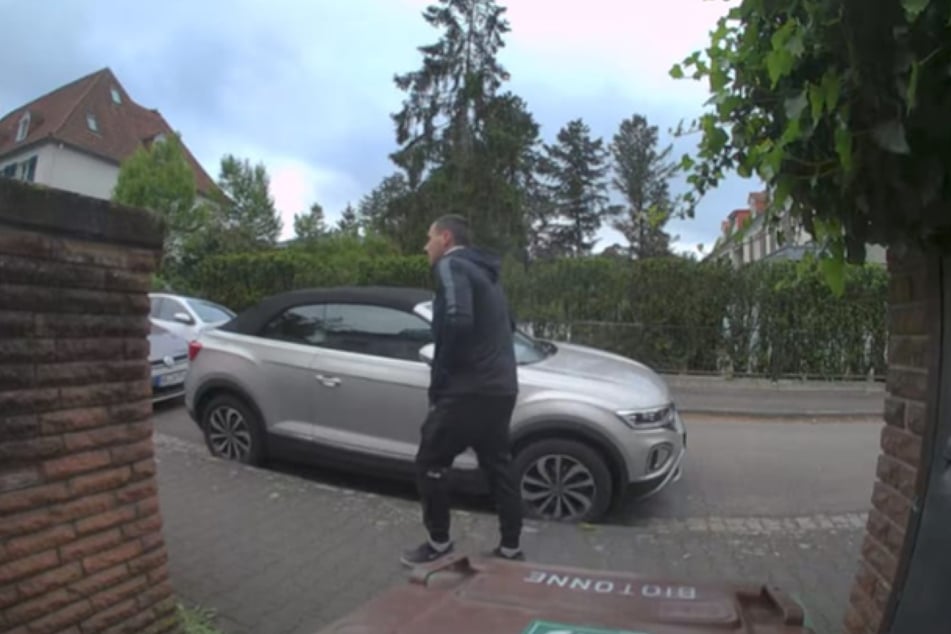 Nach einem brutalen Raubüberfall in Mainz fahndet die Polizei nun öffentlich nach einem der beiden Täter.