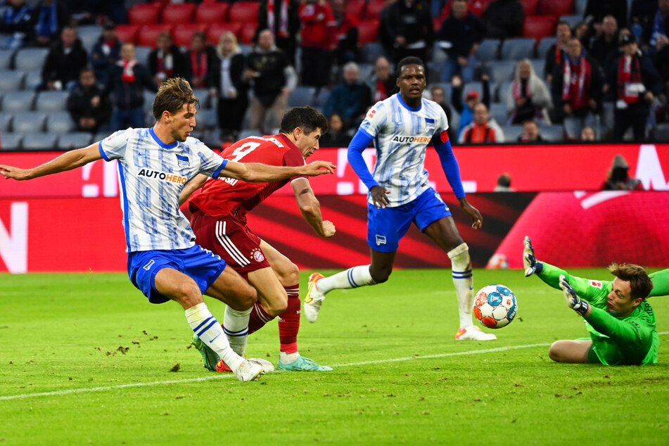 Robert Lewandowski (2.v.l.) drückt die Kugel aus Nahdistanz zum 4:0 für die Münchner ein.