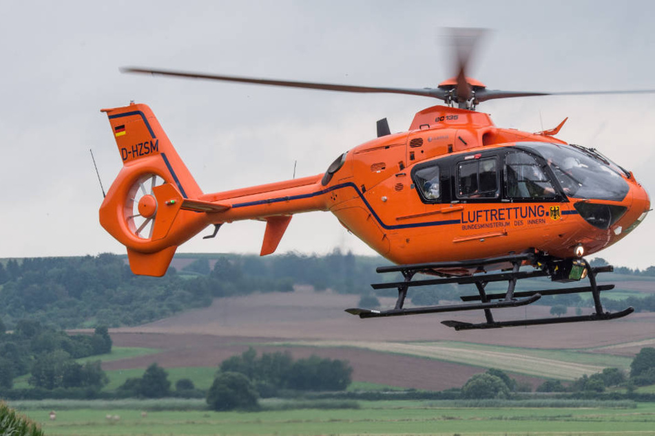 Der schwer verletzte 59-Jährige wurde mit dem Rettungshubschrauber in eine Klinik geflogen. (Symbolbild)